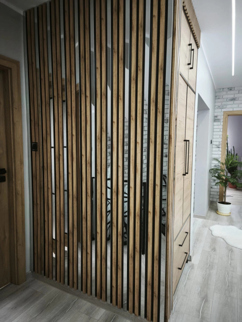 Nakładka na lamele - srebrna błyszcząca 3x1,6x275 cm Nakładka na lamele - srebrna błyszcząca 3x1,6x275 cm